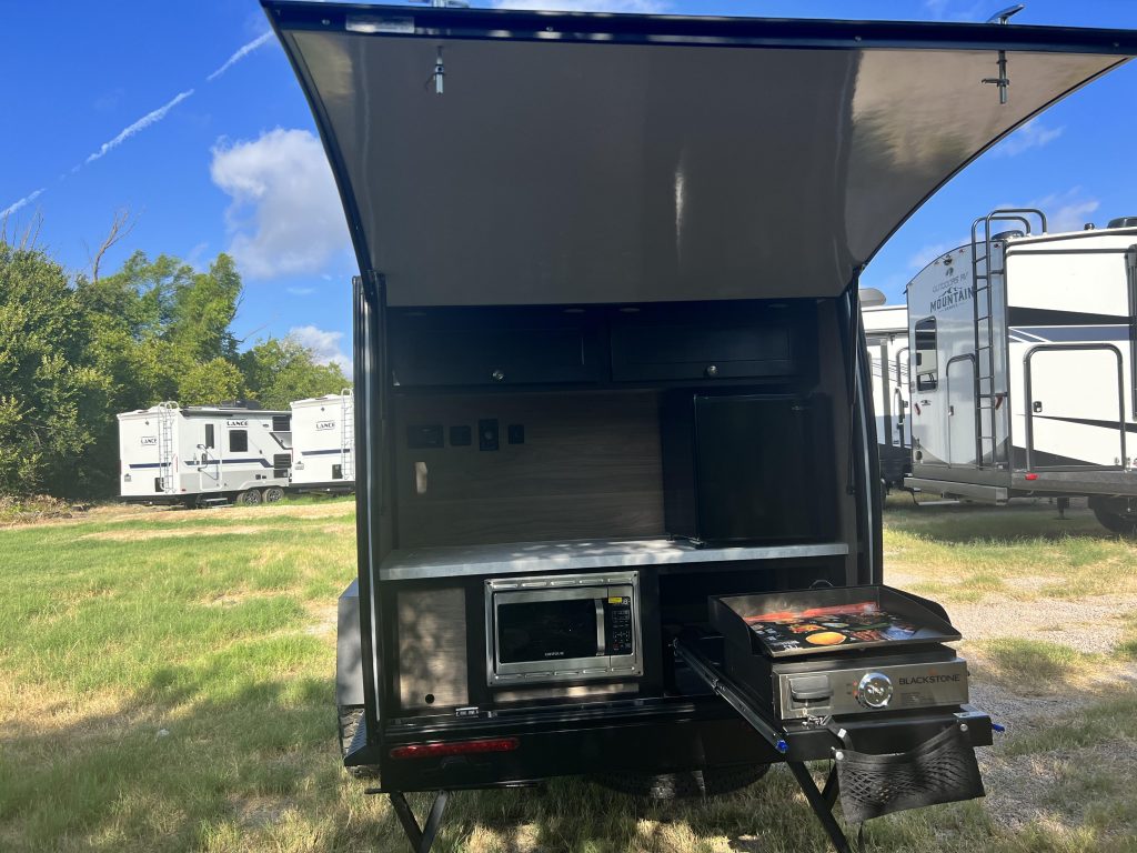 Outdoor kitchen for overlanding